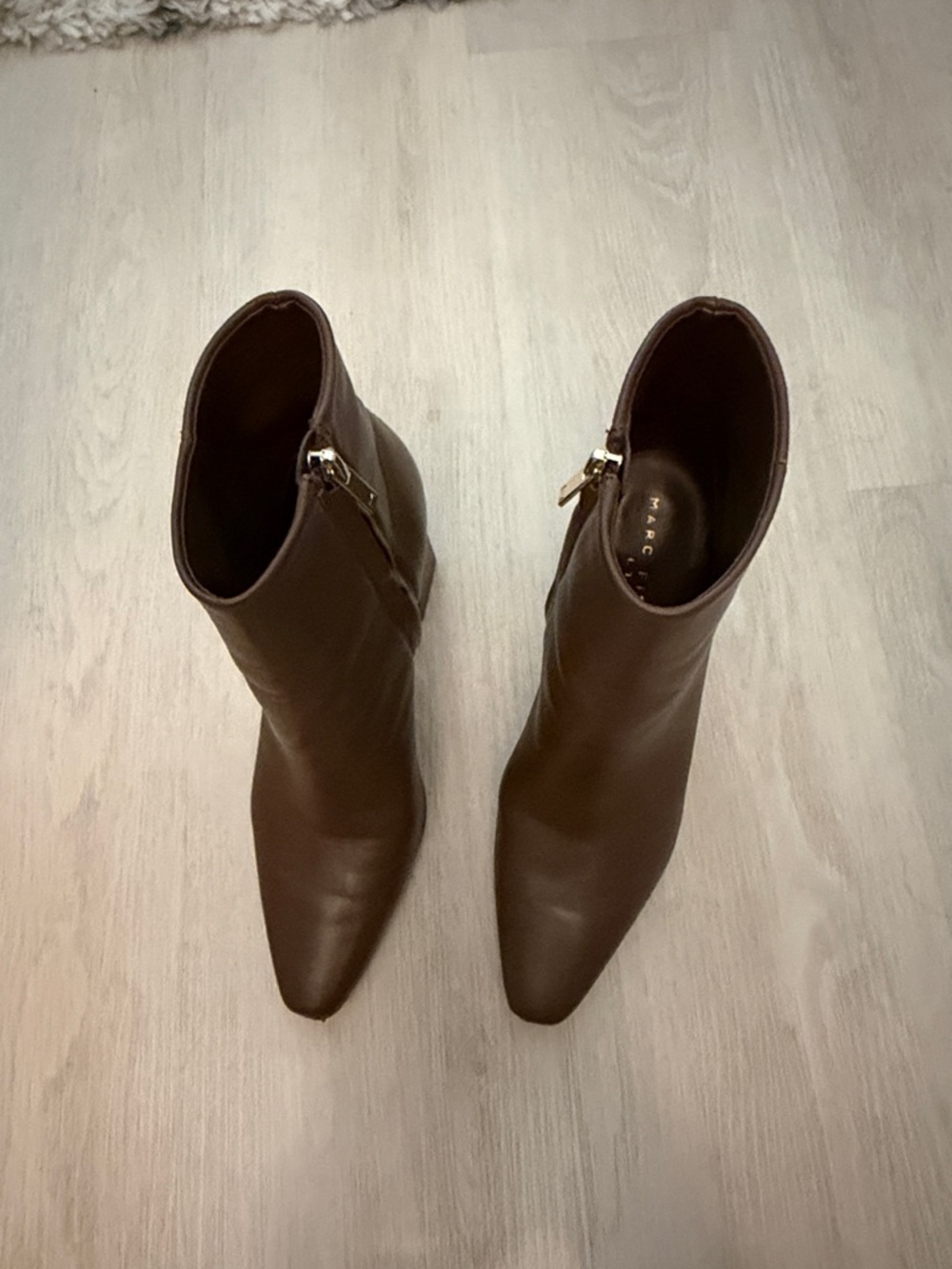Marc Fisher Leather Block Heel
Worn a few times. Tiny scuff on front of shoe - Picture 3 of 4